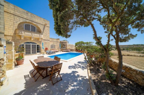 Lonza Gharb Farmhouse